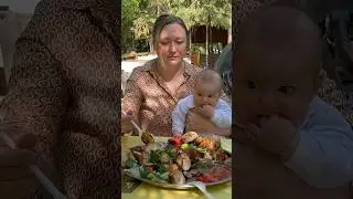 Малыш ест шашлык в 5 месяцев прикорм