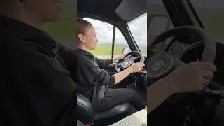 ДЕВУШКА НА ГАЗЕЛЕ ЛОЖИТ СТРЕЛКУ