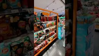 Так много чипсов и снеков разнообразных в магазине 