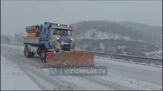 Dëbora zbardh edhe juglindjen, rrugët kombëtare të kalueshme, policia:Ulni shpejtësinë - Vizion Plus