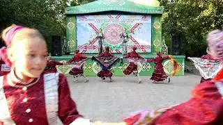 Сёстры Разенковы и ансамбль Малиновые зори 