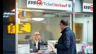 Dialog auf dem Bahnhof/ Fahrkarten kaufen