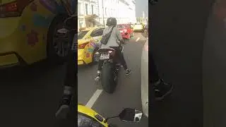 Девочка на BMW S1000RR наваливает по Арбату и Знаменке, но скутер быстр.Приключения Эдика на полтосе