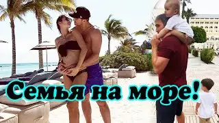 Анастасия Шубская с мужем и сыновьями отдыхает на море