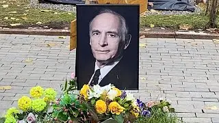 † Могила Василия Ланового на Новодевичьем кладбище. Октябрь 2021