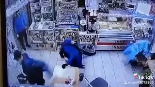 Драка в  магазине 1 против 3 (Санкт Петербург)