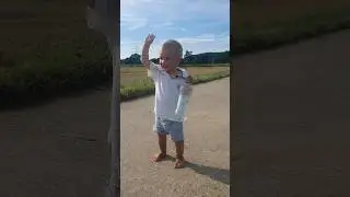 машет всем прохожим 🙈🤣🥰 