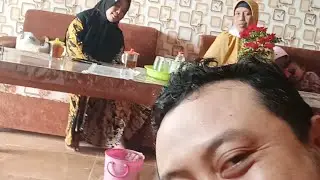 Pijet pertama di tunggu dua wanita istri dan tetangga ( Reaksi saat di Terapi keluhan sesak nafas )