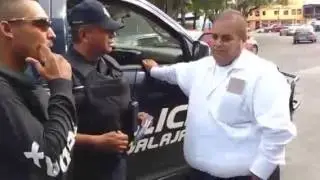 Lord Botija Soborna a un oficial minuto 2:20 tira dinero en la patrulla
