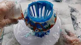 (17) Gieten met acrylverf op een vaas.