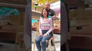 Этот костоправ избавил девушку от боли в спине (Credit @masterchrisleong) 