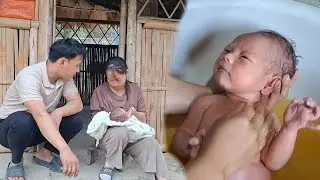 The 18-year-old single mother bathes her child and Anh Cuong cooks pork leg stewed with papaya