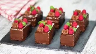 Шоколадные пирожные с малиной