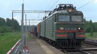 Электровоз ВЛ11М-225 с контейнерным поездом и приветливый машинист