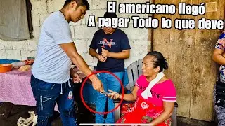 El americano llegó a pagarle a Doña Marta/por culpa de él le van a quitar la ayuda a doña Marta!