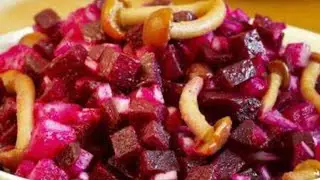 Самый вкусный и быстрый салат со свеклой и маринованными опятами
