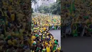 Apoiadores de Bolsonaro continuam chegando na Paulista. Expectativa de 700 mil pessoas no local.