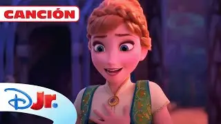 Frozen Fever | El pueblo sorprende a Anna | Disney Junior España