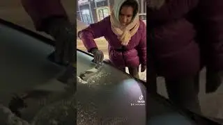 чистим машину от снега и льда