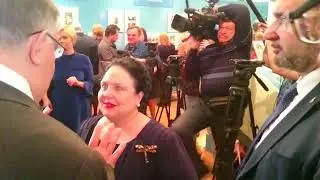 На старых картинах нет людей с православными крестами