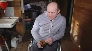 Зацепило миной. Раненный боец СВО изготавливает блиндажные свечи для сослуживцев