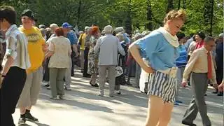 Веселые ребята танцуют на дискотеке в сокольниках