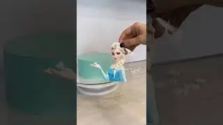 Крепим сахарную картинку на торт