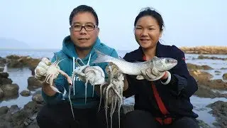 Xiaoyu and Si Ge came out together to catch the sea. There are quite a lot of sea goods here.