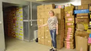 эвакуационный выход загримирован под примерочную