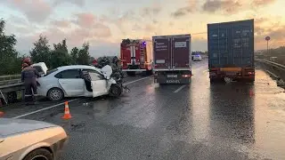 "Поло" залетел под контейнеровоз и убил даму