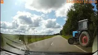 22.08.21 Тракторист на пустой дороге чуть не устроил ДТП
