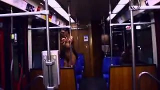 Performanca e Milo Moire modelja e zhveshur ne tram