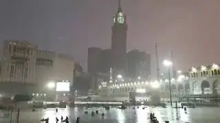 Raining in Makkah مکہ میں بارش هكذا هي الأجواء الآن في الحرم المكي #مكة_المكرمة



#طقس العرب