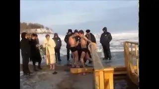 Погружение в освященные воды Амура.