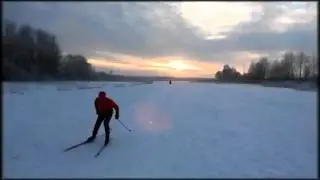 Красиво идет на лыжах по Ижоре в Колпино