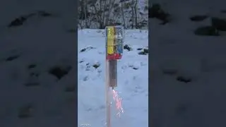 Запускаю в небо петарды Мега Жук с ракетным двигателем 