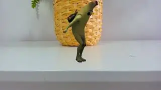 Griddy Dance Emote By Fortnite Peely ON MY DESK !? (full screen version)