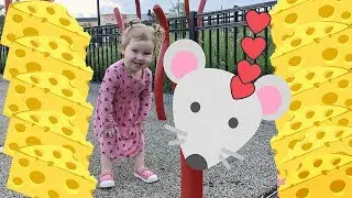 Toddler goes grocery shopping for her pet mouse! 