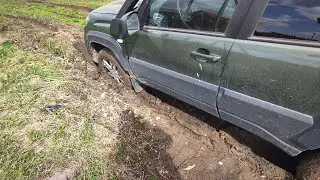 Нива Тревел. Сильно ЗАСТРЯЛ, будем вытягивать.