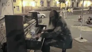 Бездомный уличный пианист