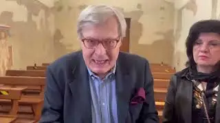 Vittorio Sgarbi, sottosegretario alla cultura, ha incontrato a Orosei la maestra sospesa