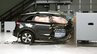 2018 Kia Niro Plug-in Hybrid passenger-side small overlap IIHS crash test