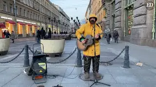 «А земля везде хороша, а земля поет, как душа». Уличный музыкант спел песню «С душой земли в унисон»