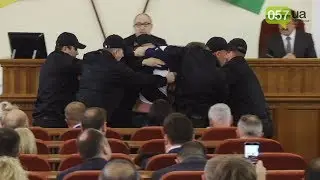 Охранники Кернеса снова вывели экс-депутата Лесика из зала