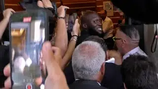 Romelu Lukaku MOBBED by Napoli fans as he arrives for his medical 👩🏻‍⚕️🏟