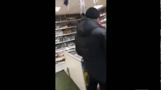 Драка в магазине. Вырубил алкаша с удара. Нокаут.