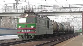 Electric locomotive VL10-659 with a freight train