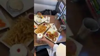 Чем обычно обедают американцы? 🇺🇸 Заказываем самые популярные блюда в США🫣