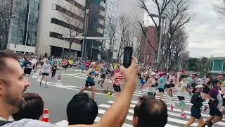 Maratona de Tokyo 2025   -  A passagem dos corredores na primeira curva do trajeto