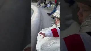 Дайте ему уточку 